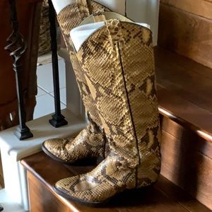 Beautiful Vintage Larry Mahan cowboy boots. Genuine snakeskin
